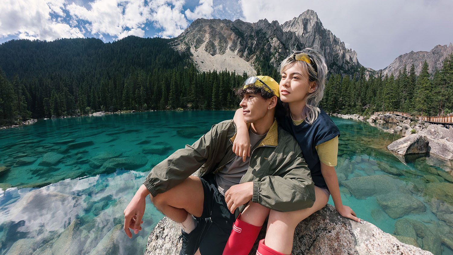 Couple by a turquoise mountain lake captured in wide 360 view